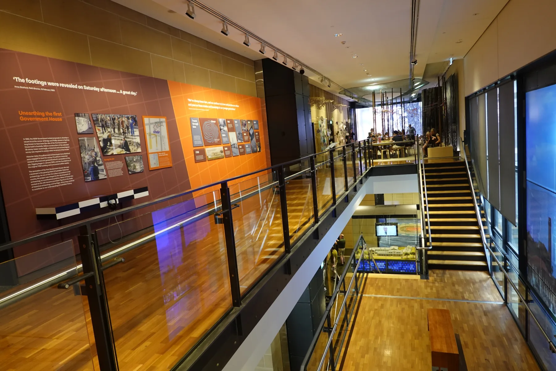 初代総督官邸跡の発掘と保存を紹介するシドニー博物館の吹き抜け展示