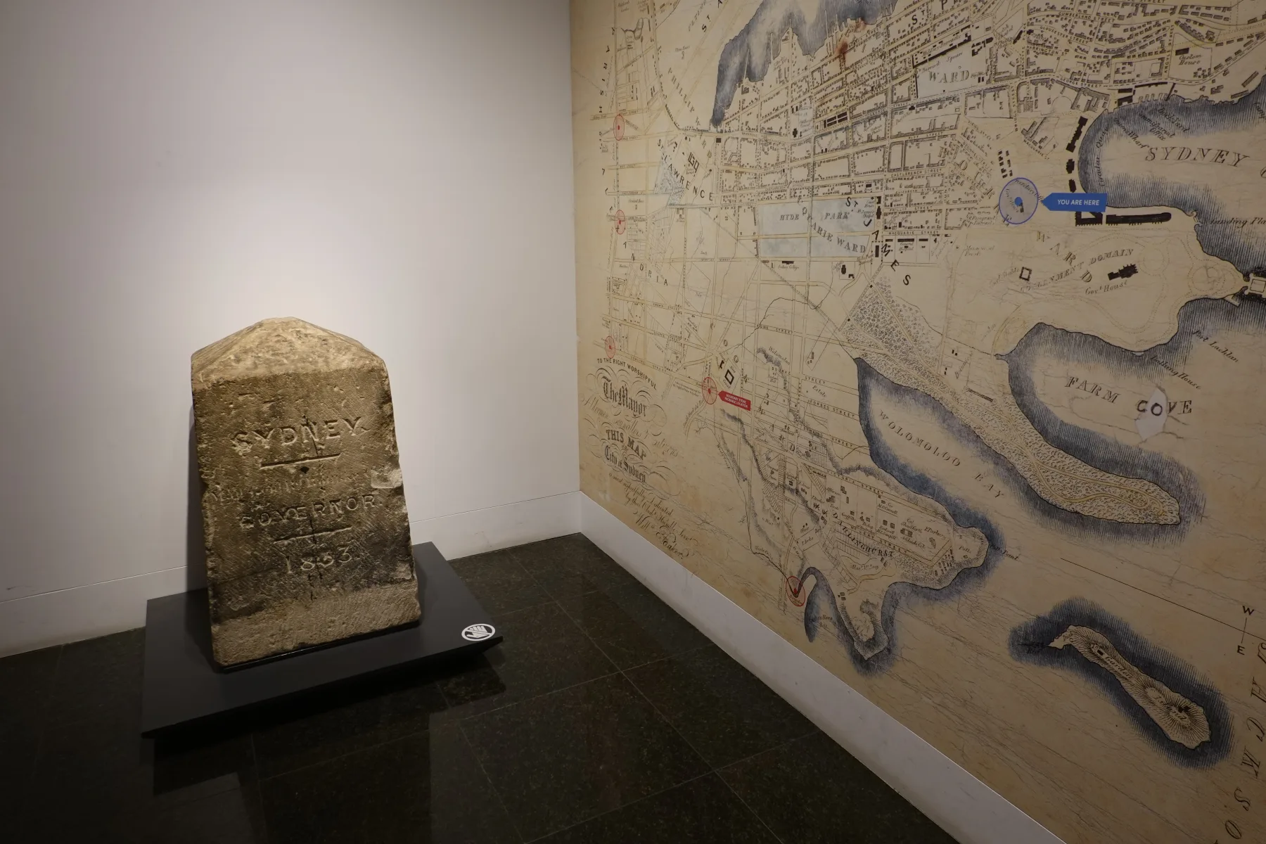 シドニー博物館に展示された初期シドニーの境界を示す石と地図