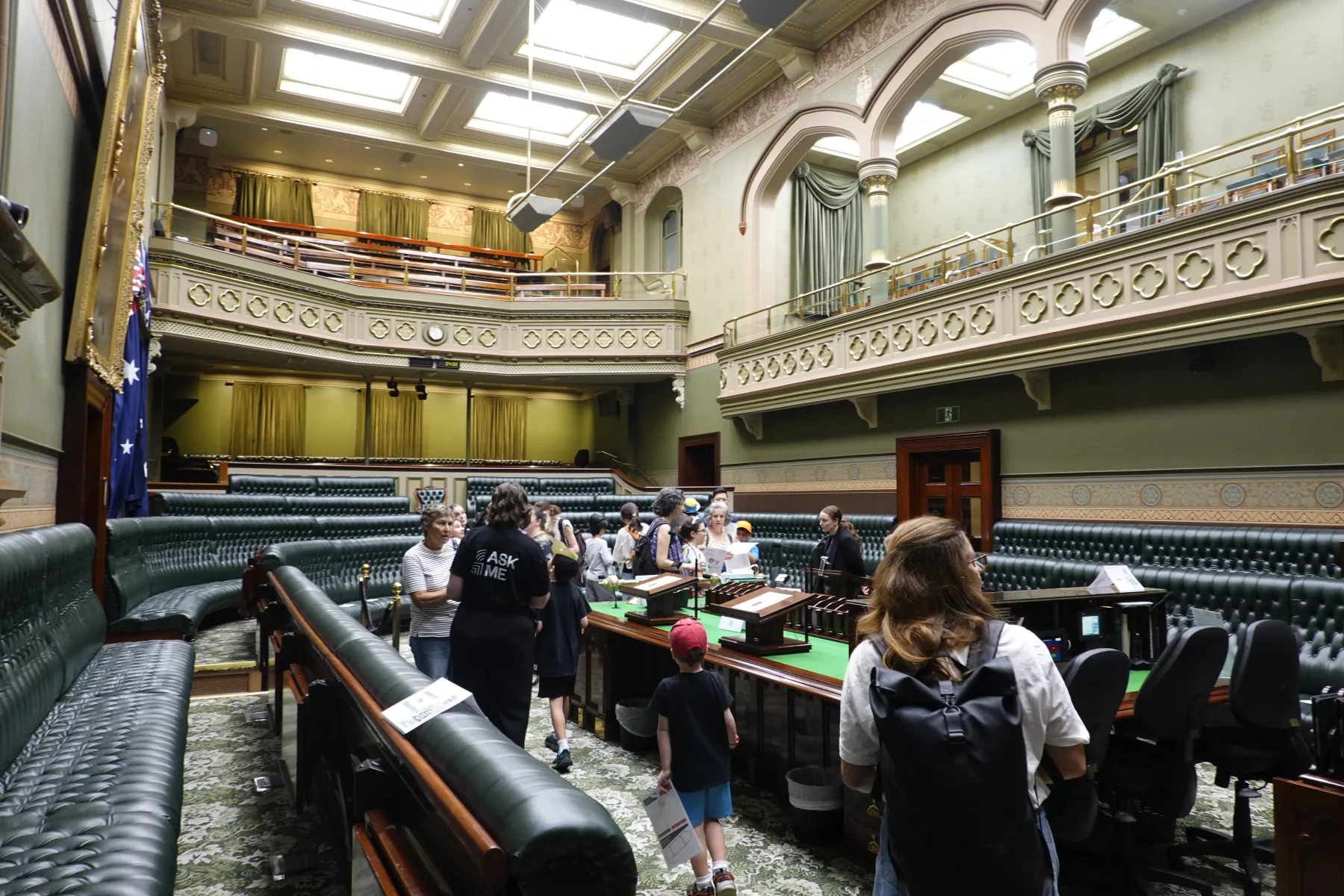 家族連れが見学するニューサウスウェールズ州議会議事堂の緑色の議場