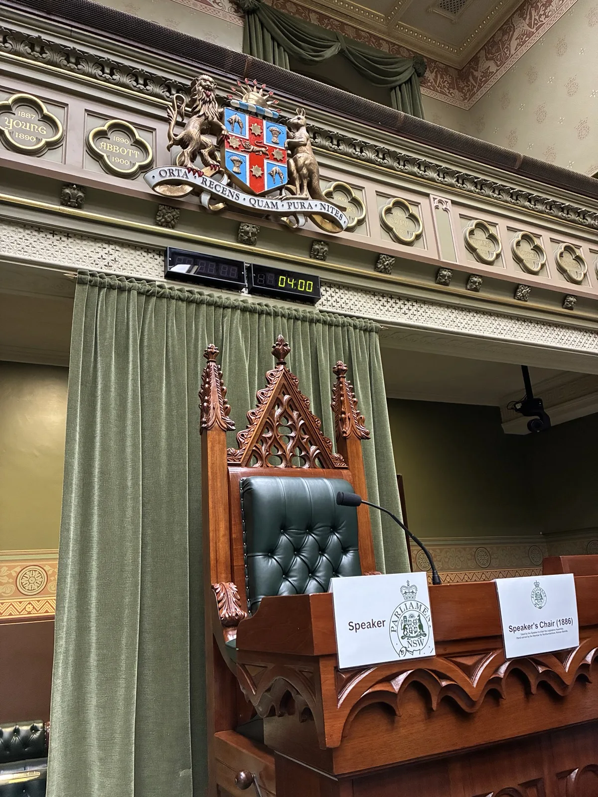 ニューサウスウェールズ州議会の紋章と1886年の議長席