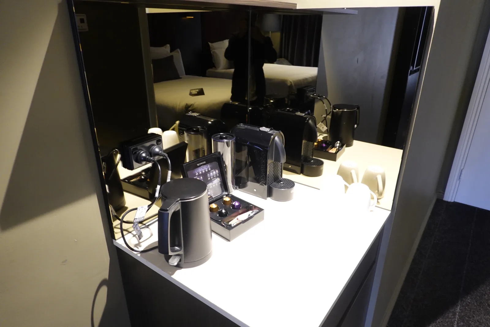 プルマン シドニー ハイドパーク客室のコーヒーメーカーと電気ケトル