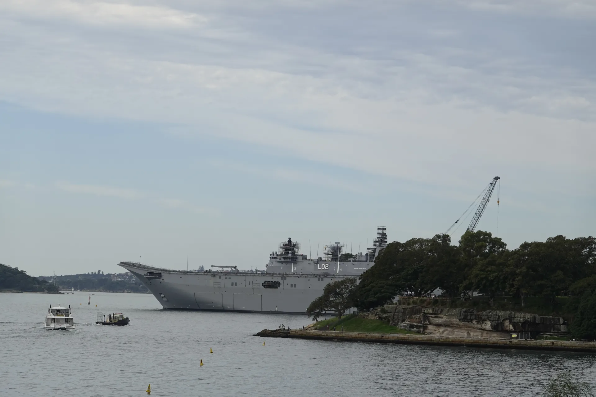 シドニー王立植物園の港側から見えたオーストラリア海軍の大型艦艇とフェリー