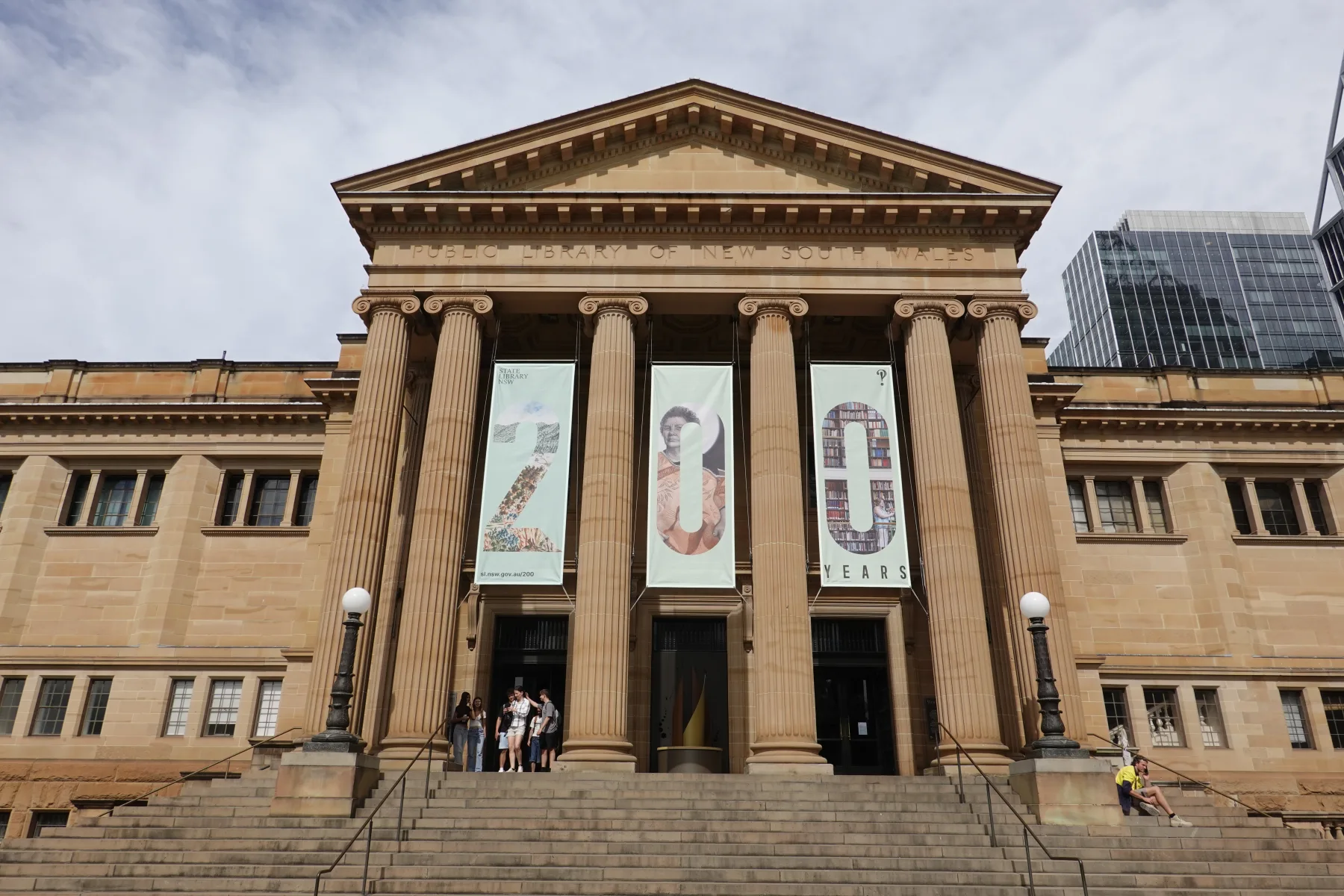 砂岩の柱が並ぶシドニーのニューサウスウェールズ州立図書館ミッチェル図書館