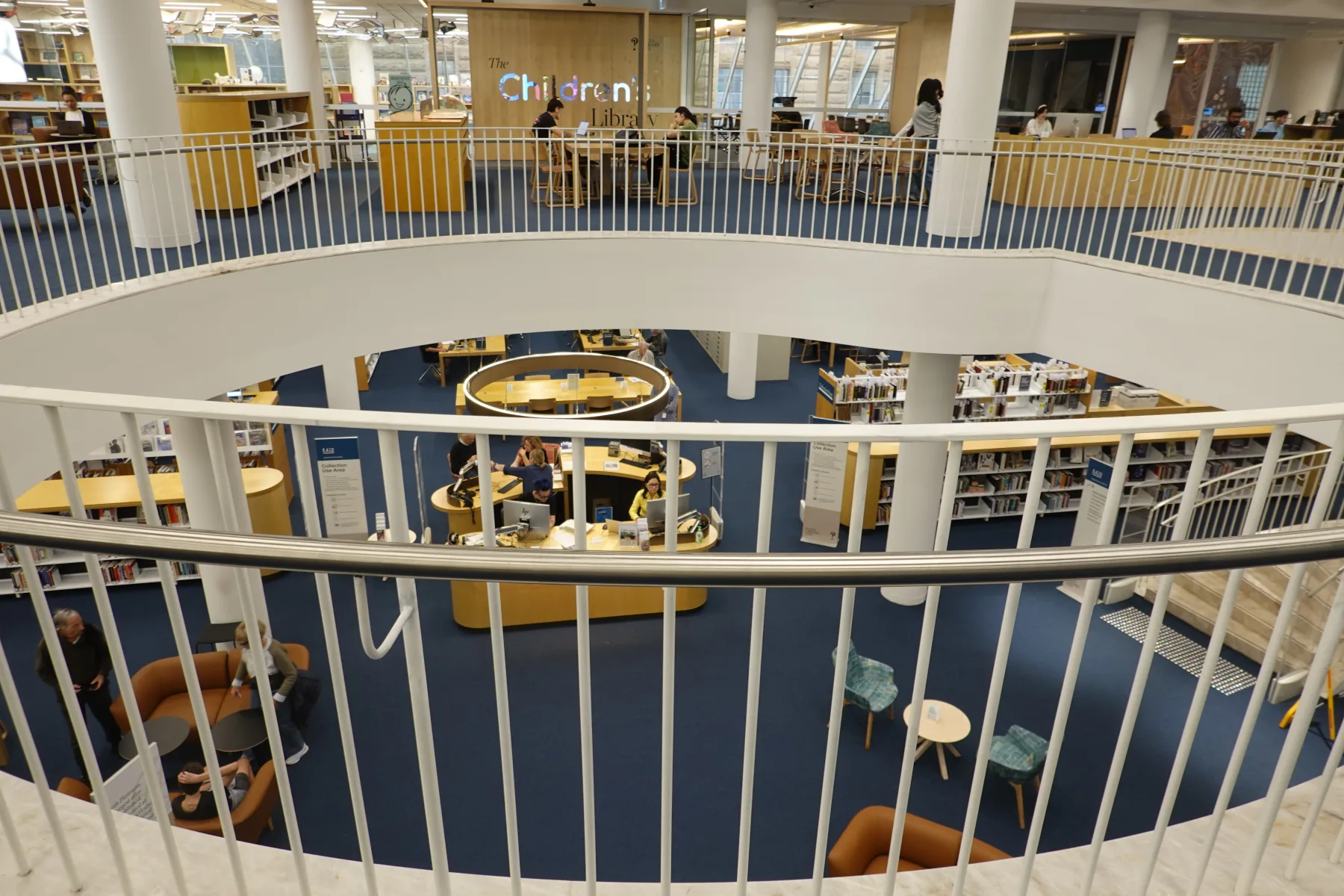 各階の閲覧スペースを見渡せる州立図書館の吹き抜け