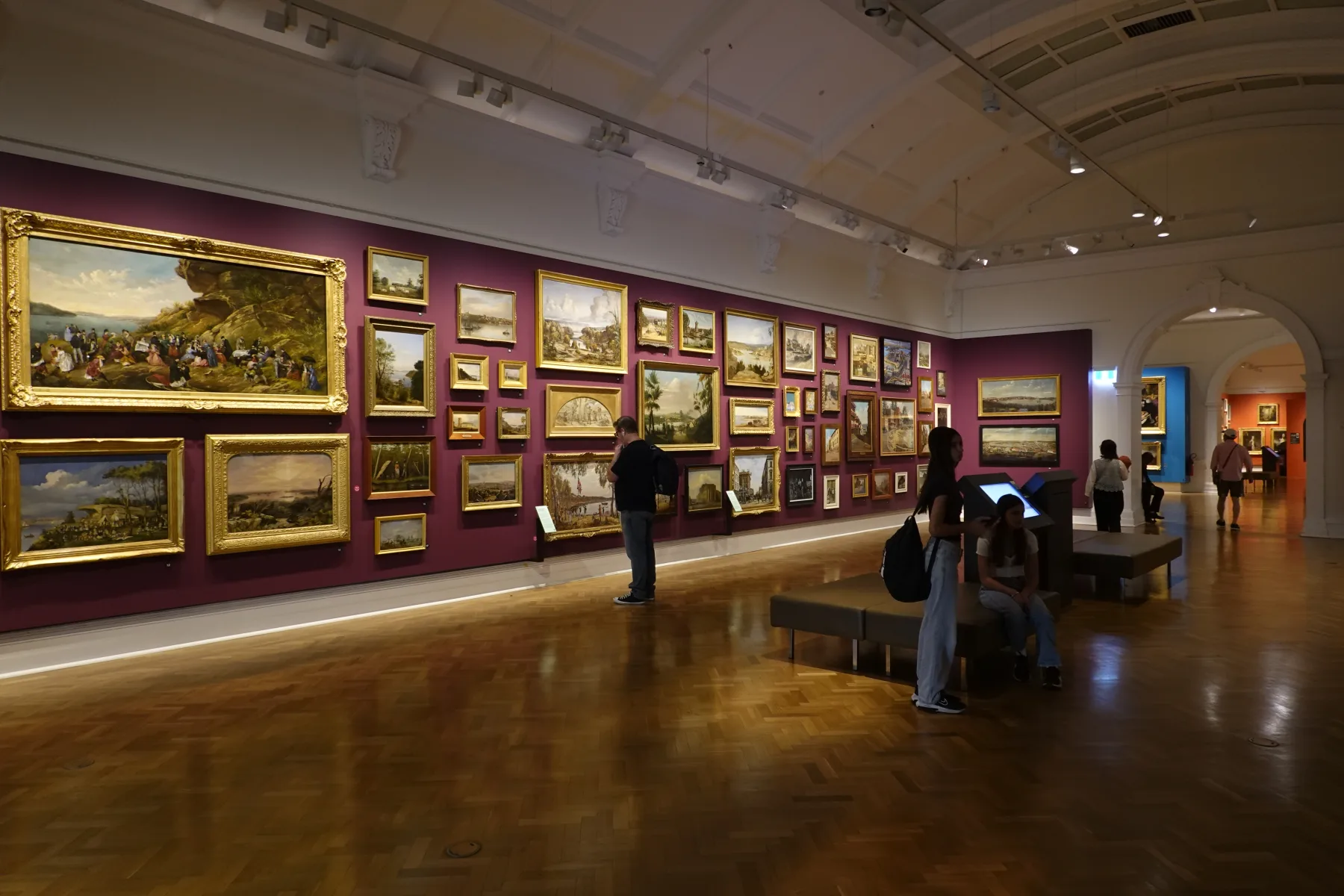 大きな作品が並ぶニューサウスウェールズ州立図書館の展示室
