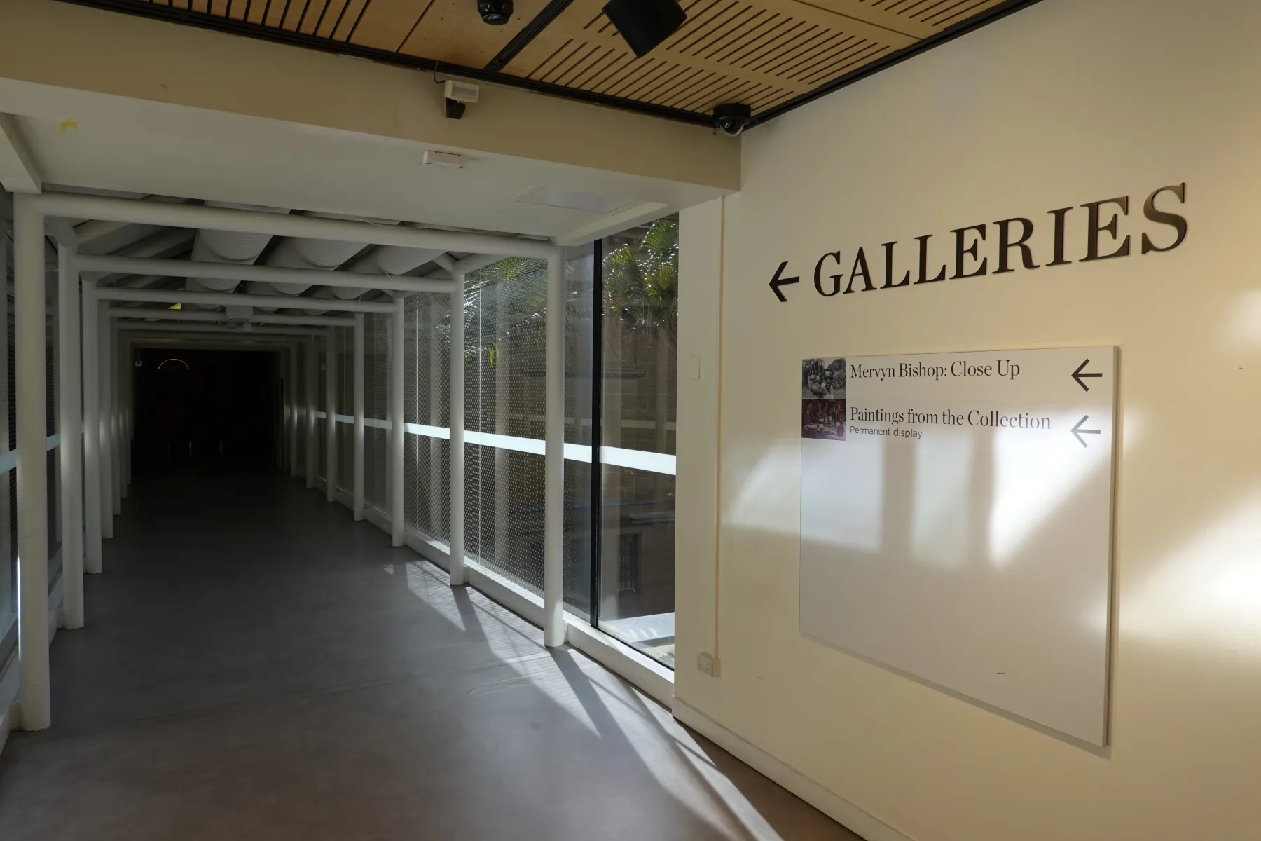 展示室へ続くニューサウスウェールズ州立図書館の長いギャラリー