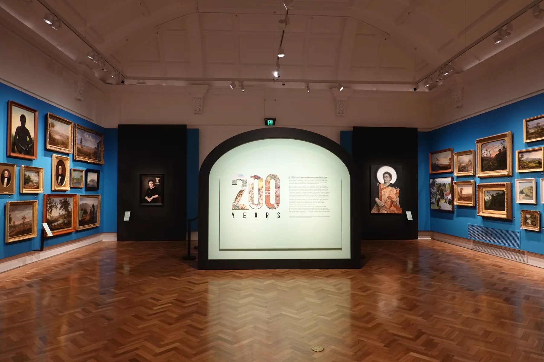 資料と作品がガラスケースに展示された州立図書館のギャラリー
