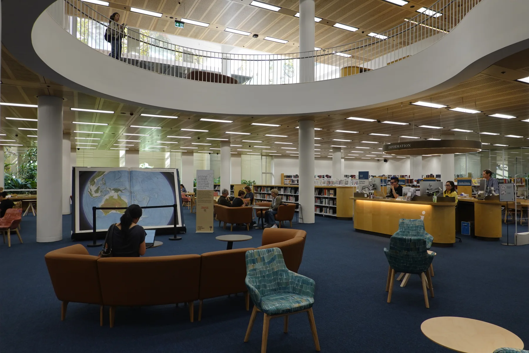 椅子とテーブルが並ぶニューサウスウェールズ州立図書館の休憩スペース