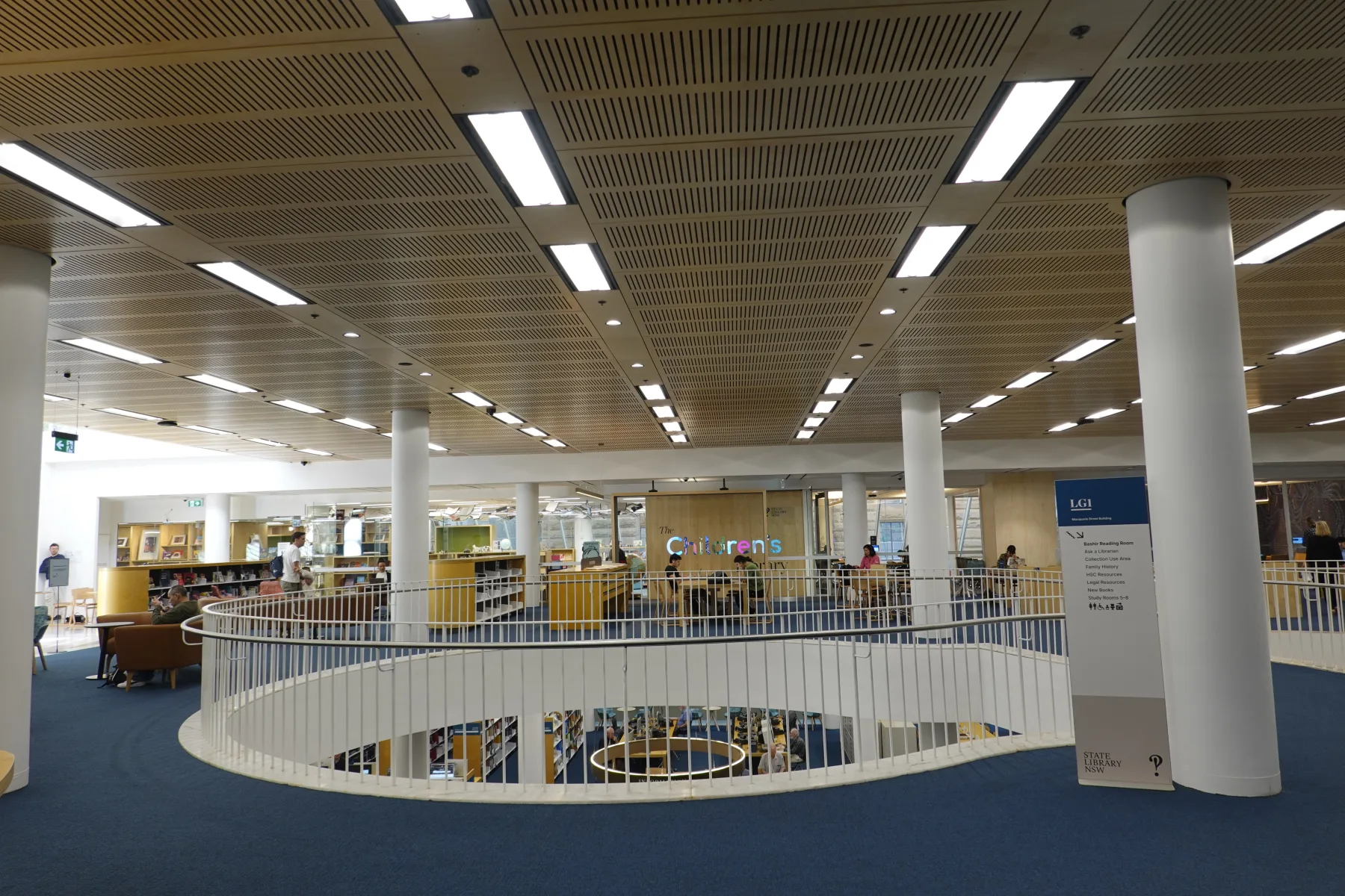 書架と閲覧席が広がるニューサウスウェールズ州立図書館の一般閲覧フロア