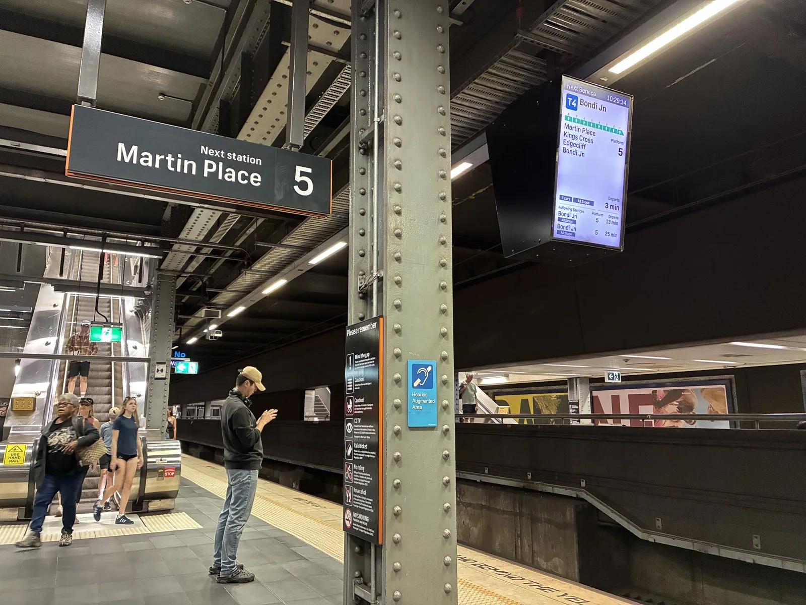 マーティン・プレイス駅のホームにある駅名表示