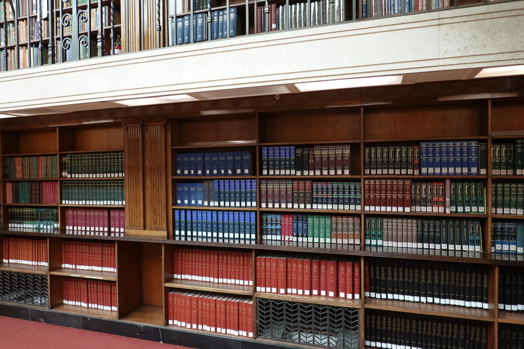 本が並ぶ木製書架と読書灯が見えるミッチェル図書館閲覧室
