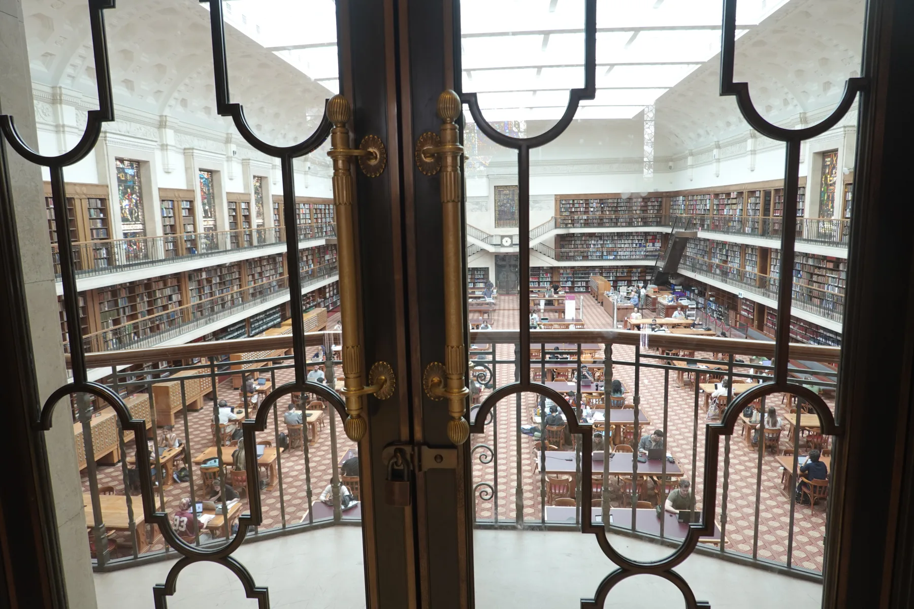 上階から見下ろしたミッチェル図書館閲覧室と木製の書架