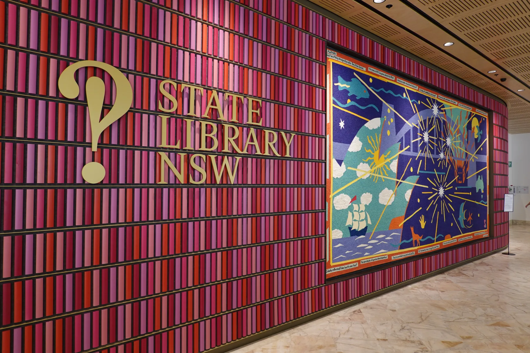 本が並ぶ壁にState Library NSWの文字が入った館内