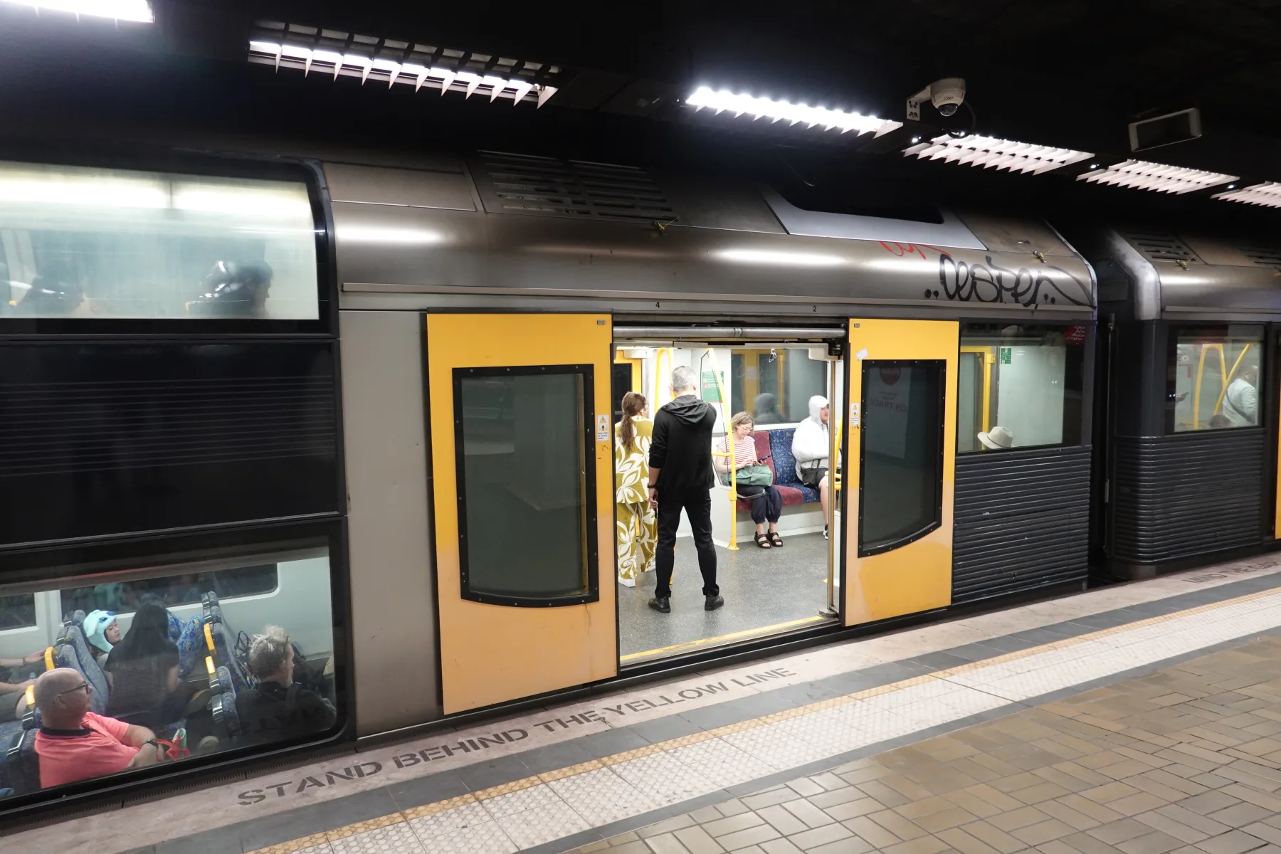 タウンホール駅のホームへ到着したシドニー・トレインズの車両