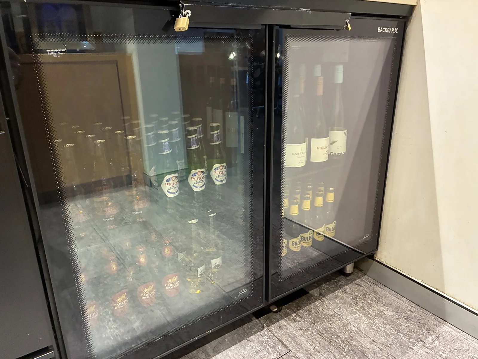 REX Loungeに設置されたアルコール飲料用の冷蔵庫