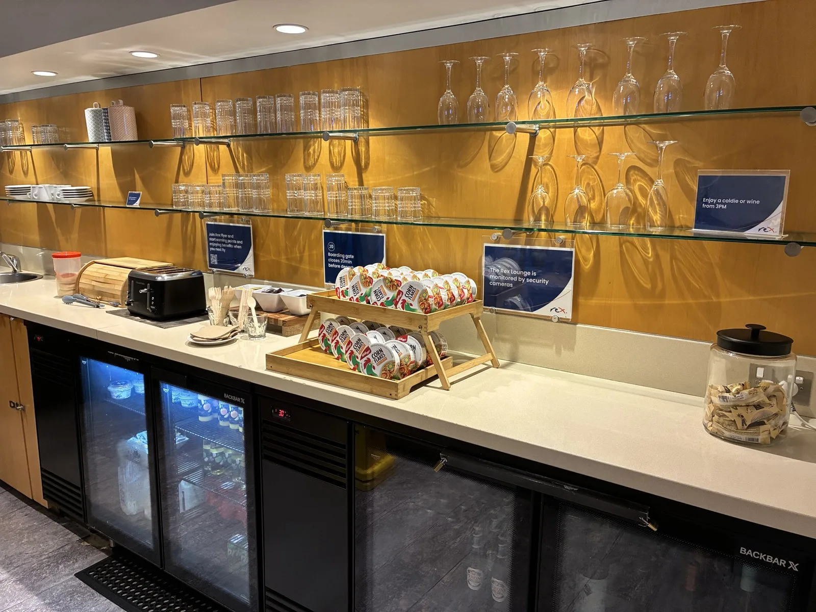 REX Loungeのパンやシリアルが並ぶ朝食コーナー