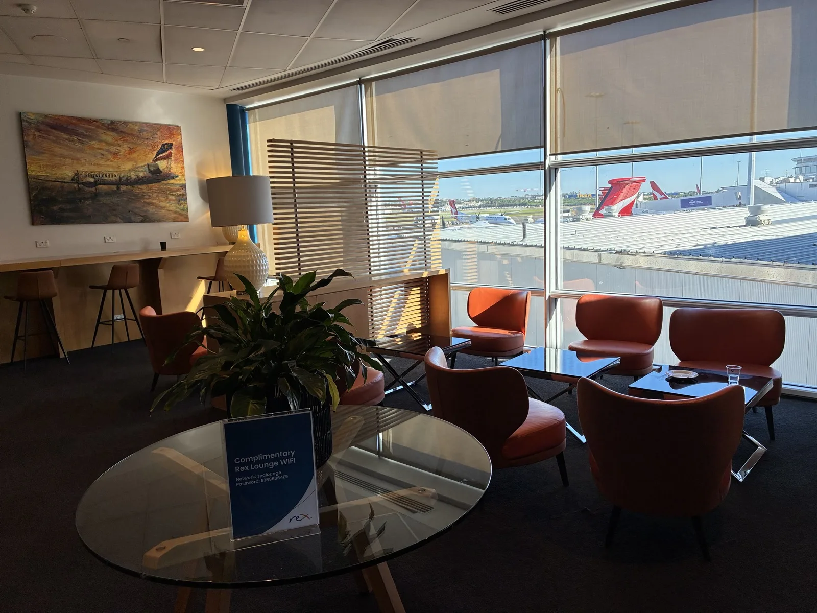 シドニー空港ターミナル2のREX Loungeにある窓側の座席