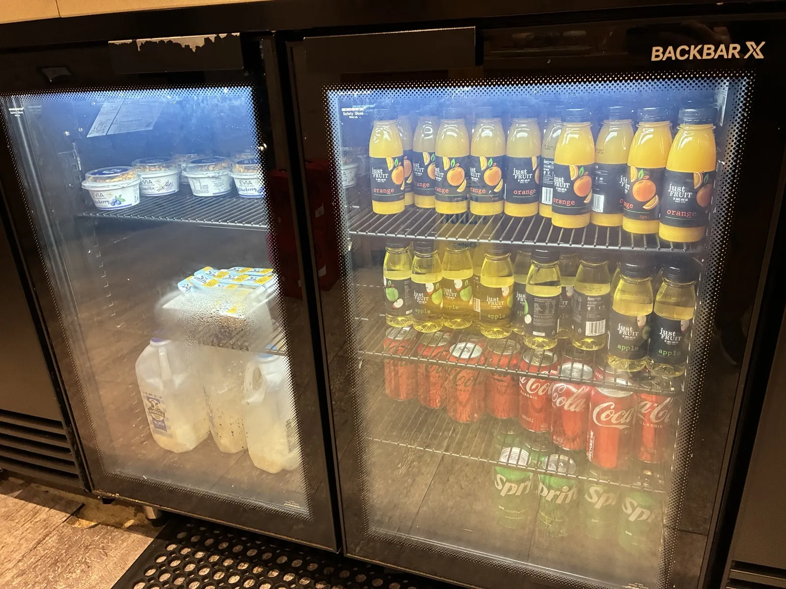 REX Loungeの水、ジュース、炭酸飲料が入った冷蔵庫