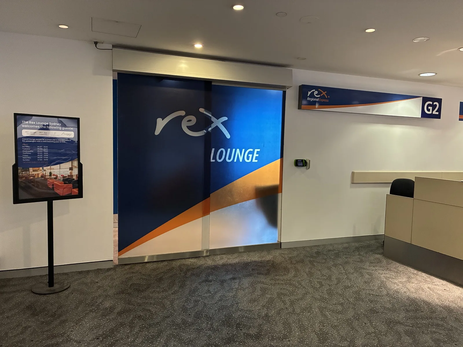 シドニー空港ターミナル2のゲートG2付近にあるREX Lounge入口
