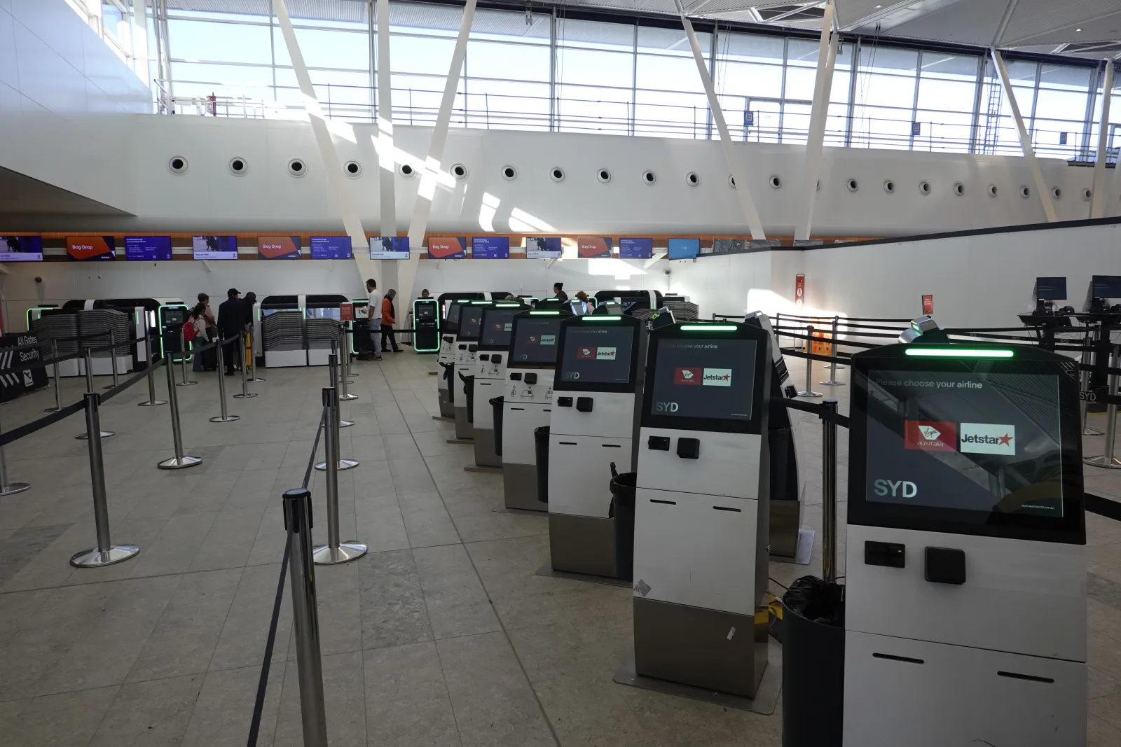 シドニー空港ターミナル2に並ぶJetstarの自動チェックイン機