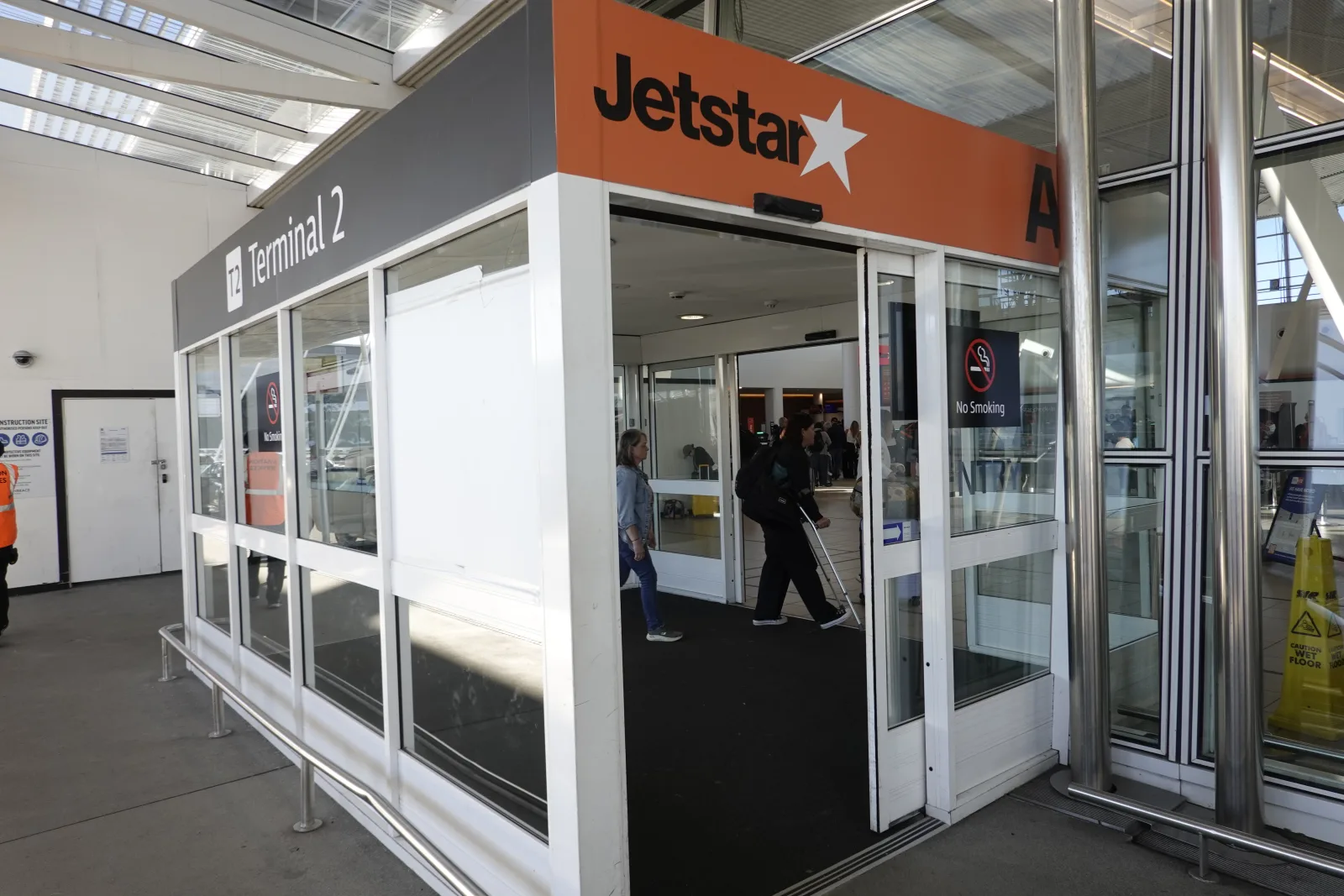 Jetstarのロゴが見えるシドニー空港ターミナル2の入口