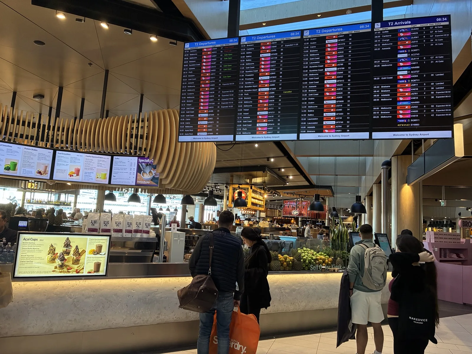 飲食店と出発案内が並ぶシドニー空港ターミナル2の制限エリア