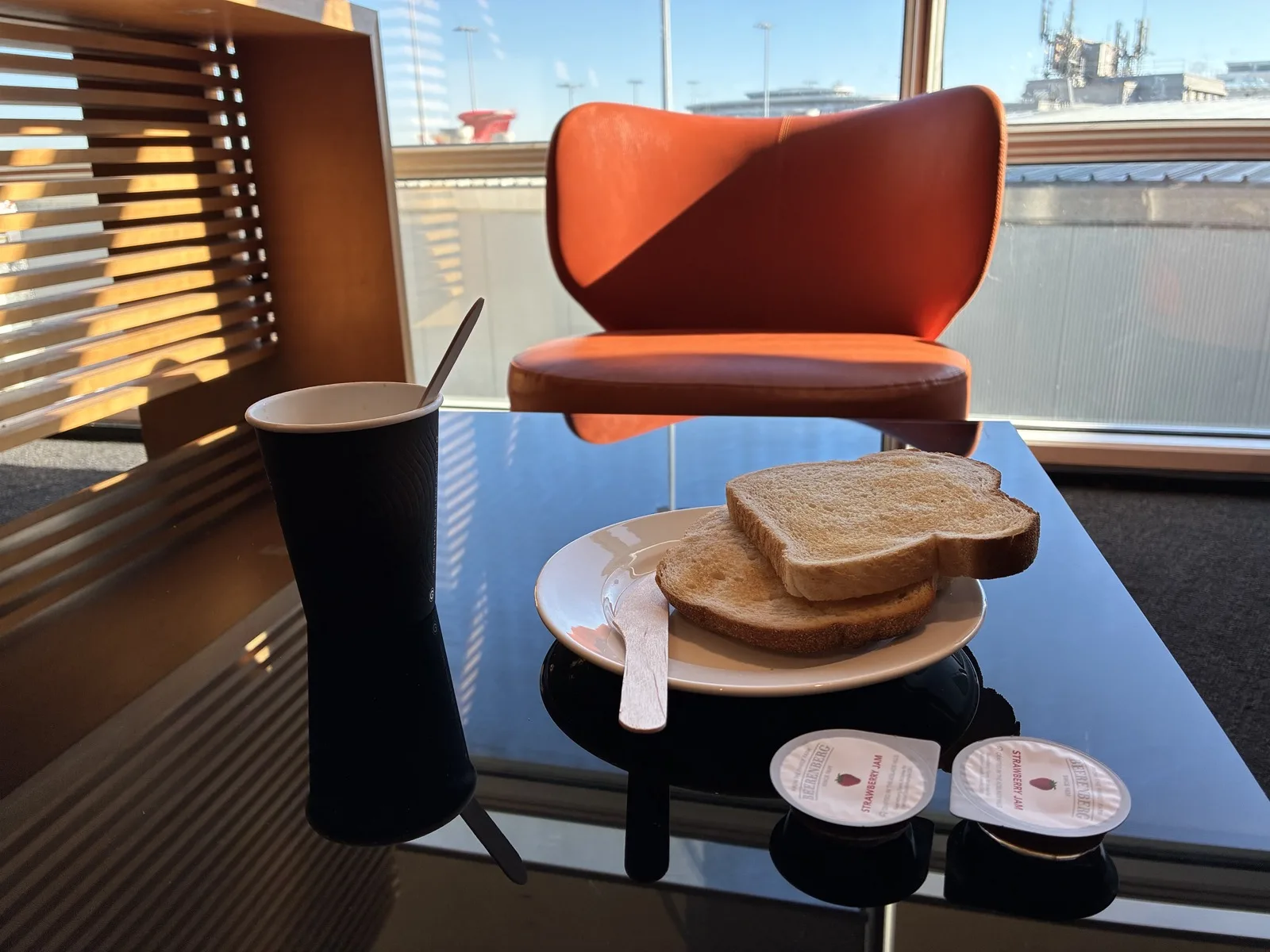 REX Loungeで取ったトーストとコーヒーの朝食