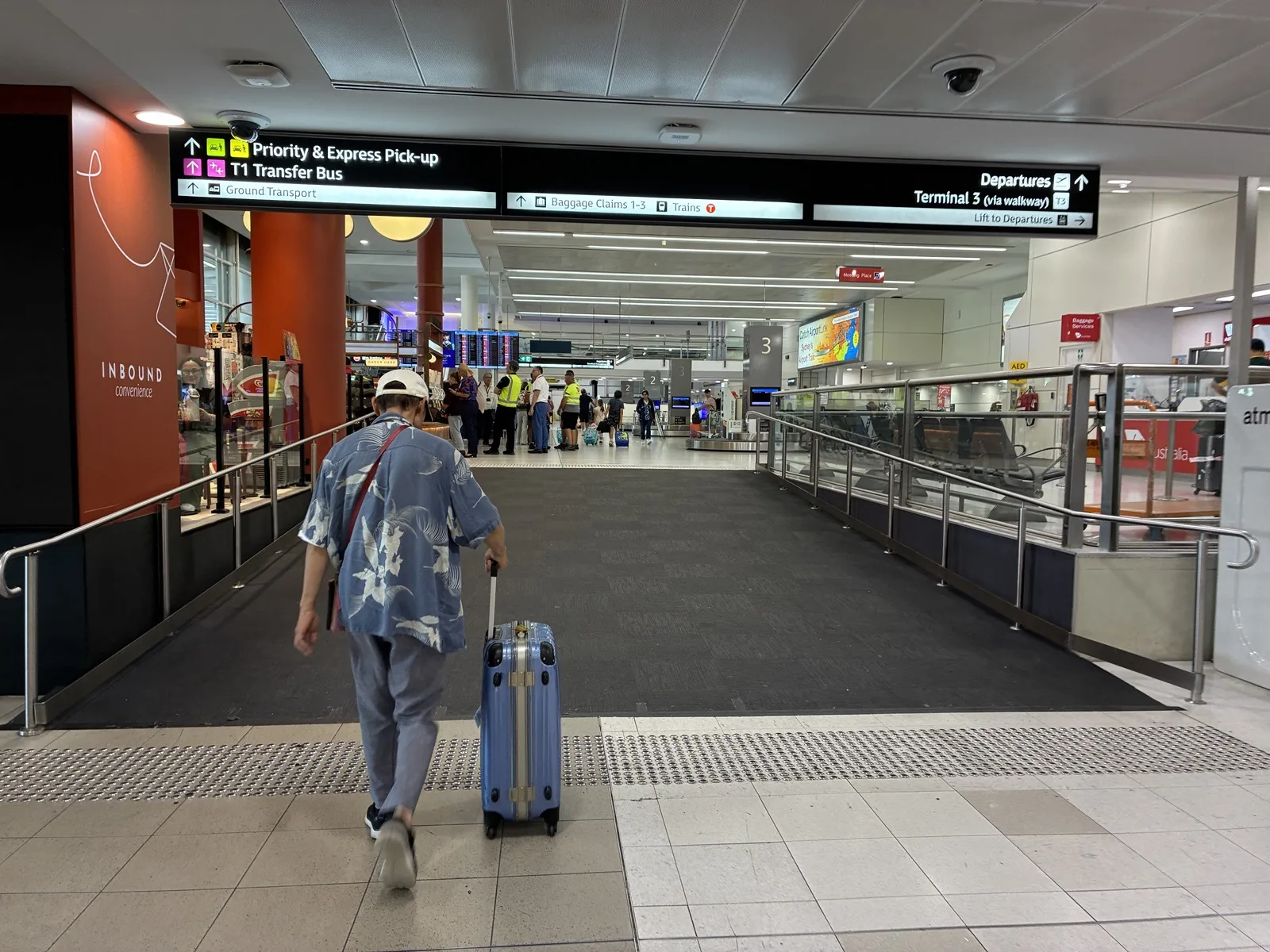シドニー空港ターミナル2の到着ロビーにある電車と地上交通の案内