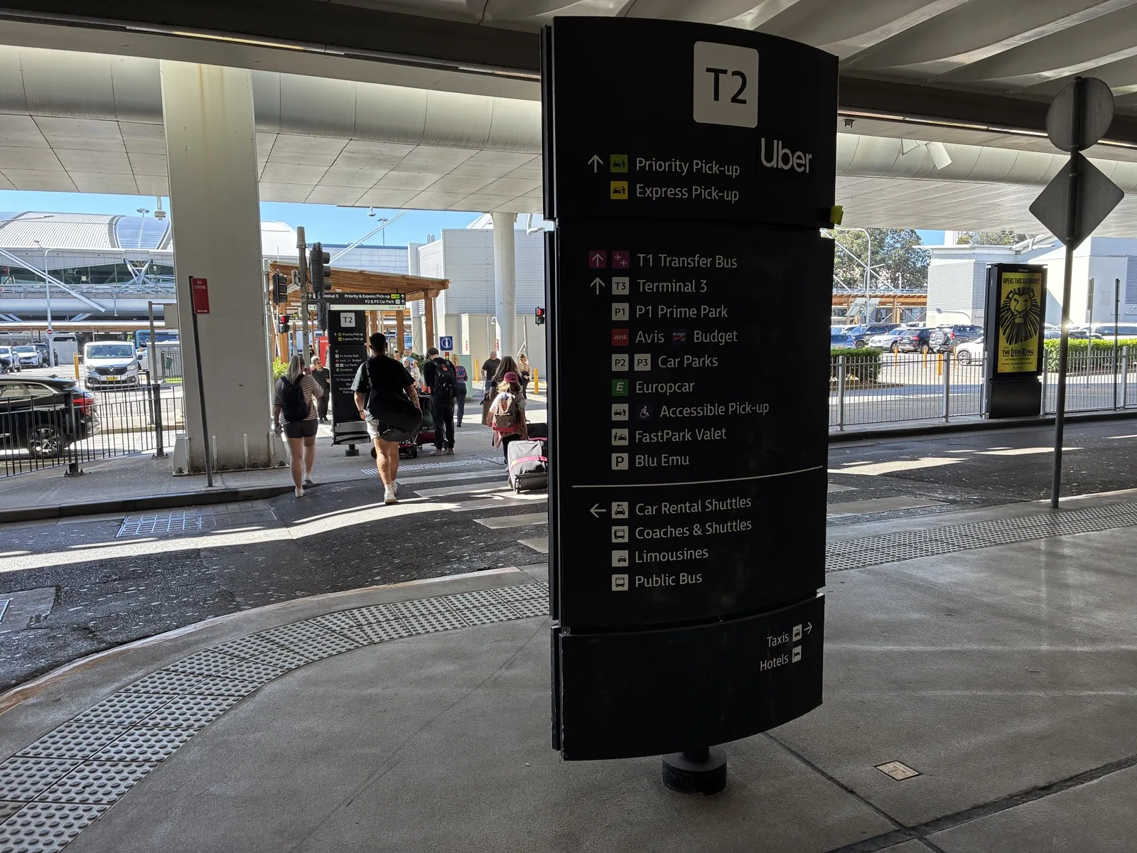 シドニー空港ターミナル2のタクシーと電車と送迎の案内表示