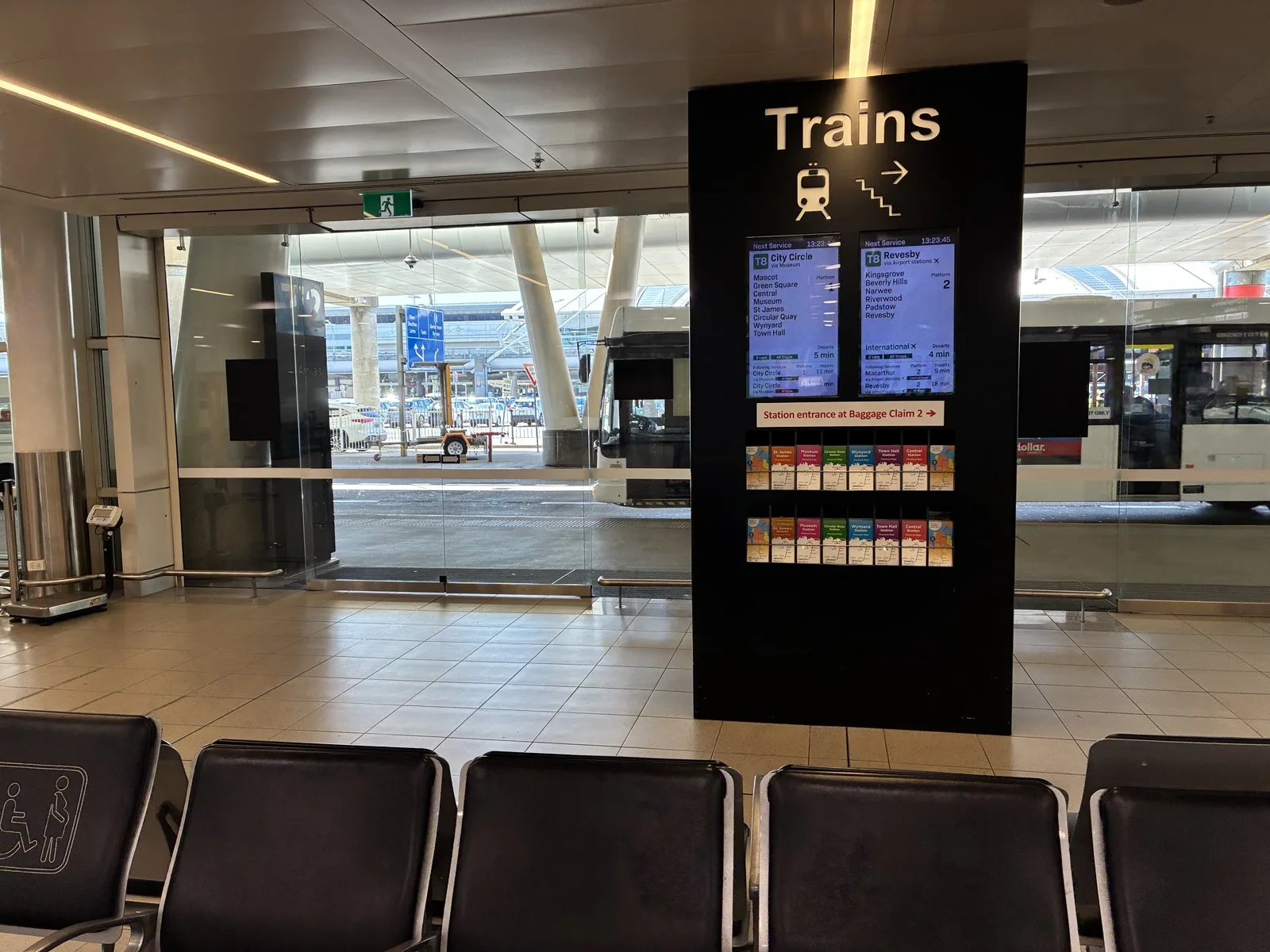 シドニー空港ターミナル2にあるT8 Airport and South Lineの電車案内