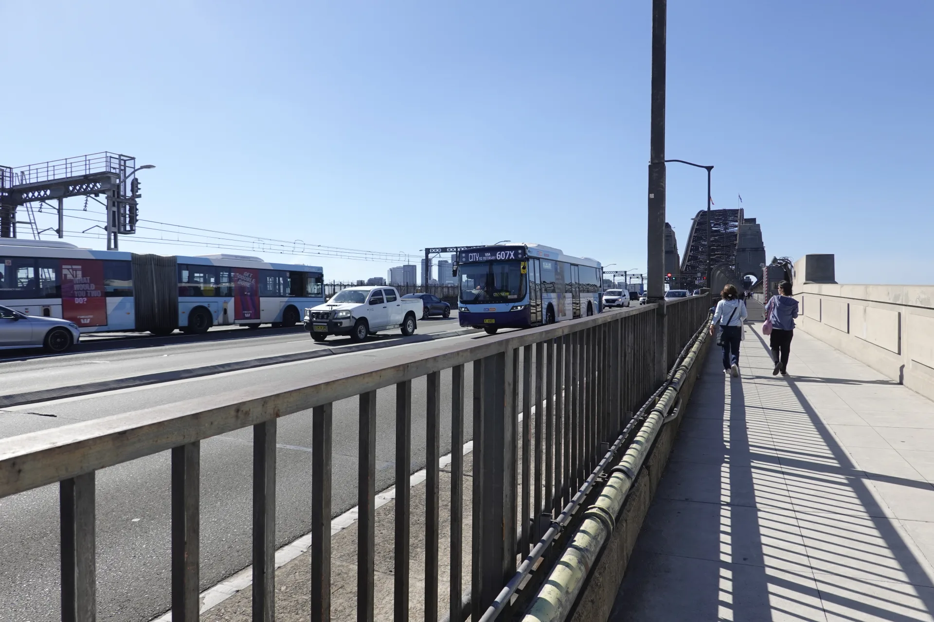 ハーバーブリッジからロックスへ向かう歩道