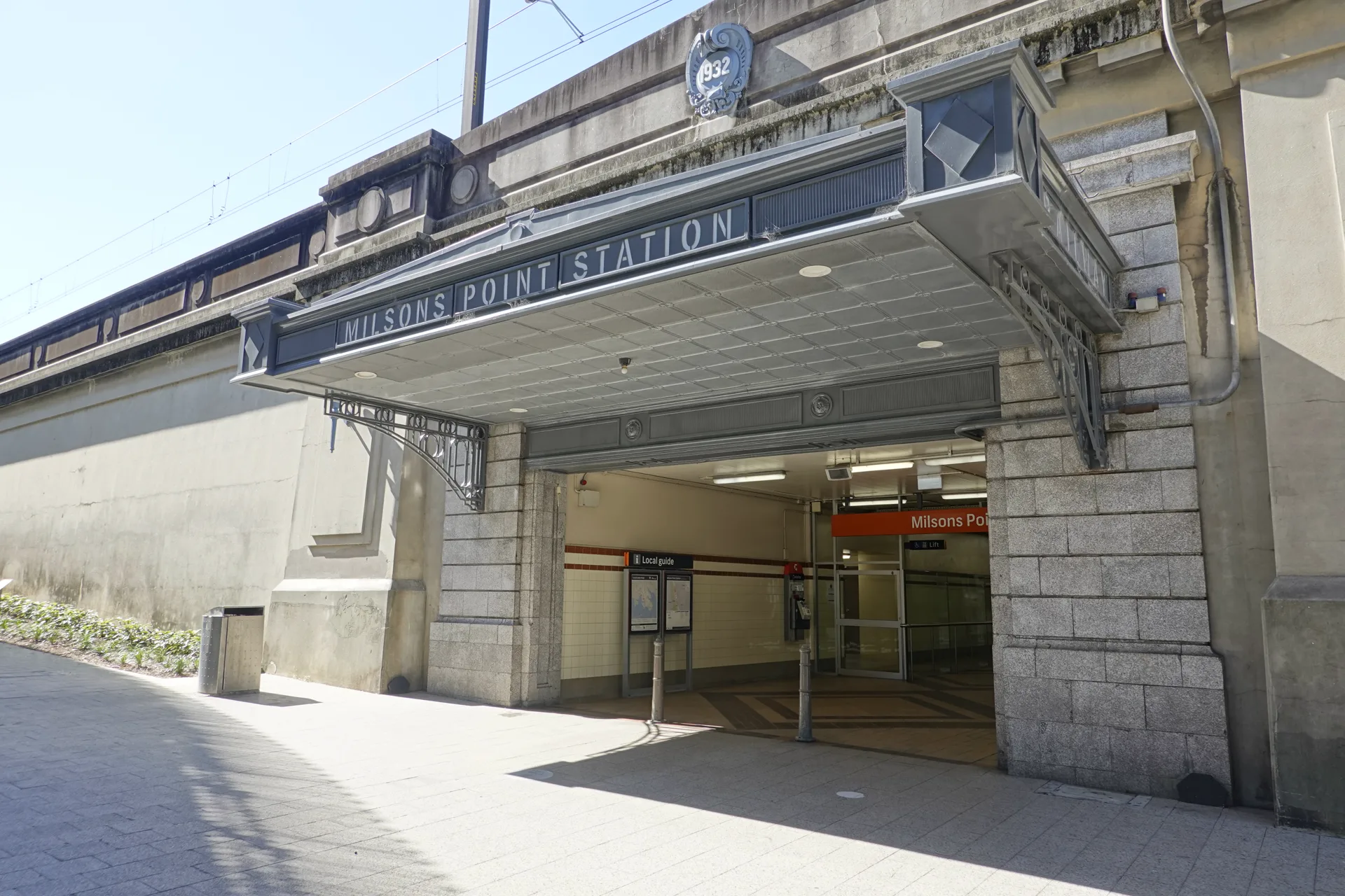シドニー・ハーバーブリッジへ向かう前に通ったミルソンズ・ポイント駅入口