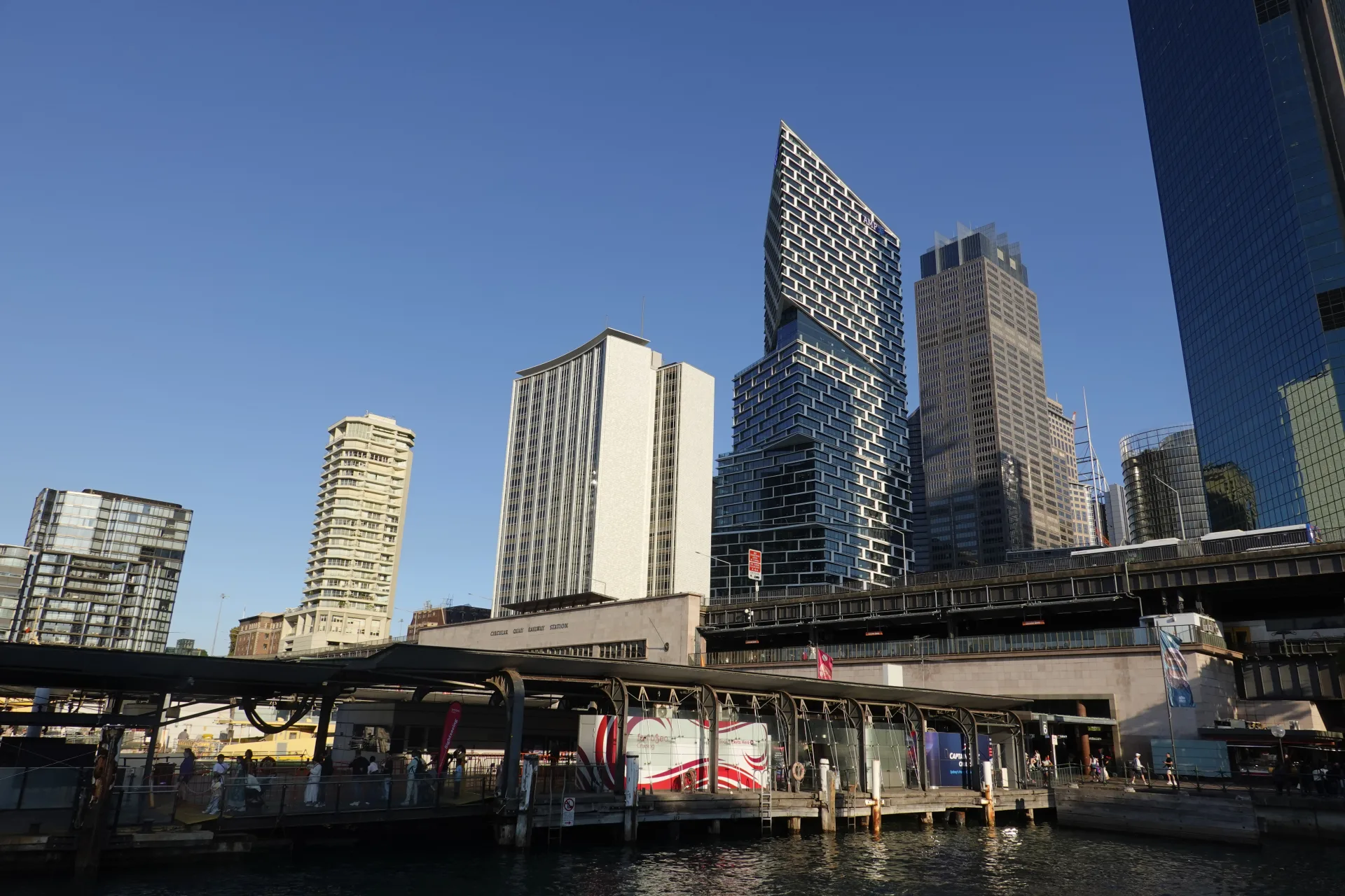 シドニー湾側から見たサーキュラー・キー駅とウォーターフロント