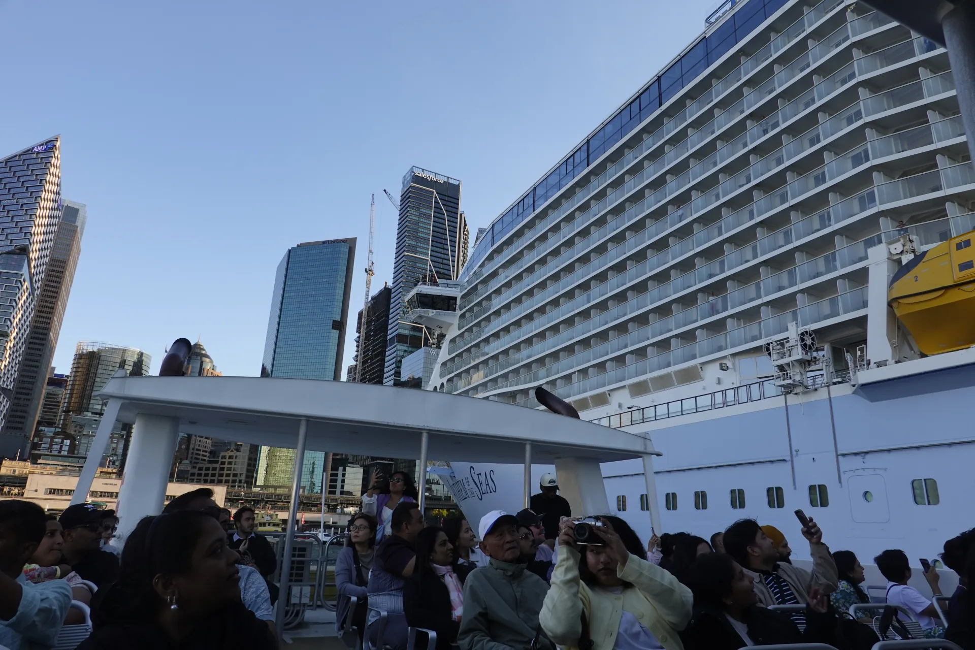 シドニー湾観光船の横に停泊する大型客船