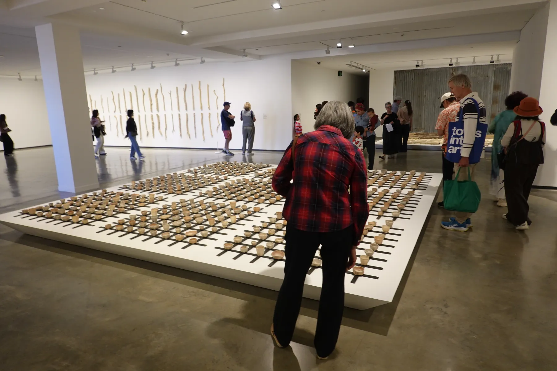 貝殻のような立体作品が並ぶシドニー現代美術館MCAの展示室