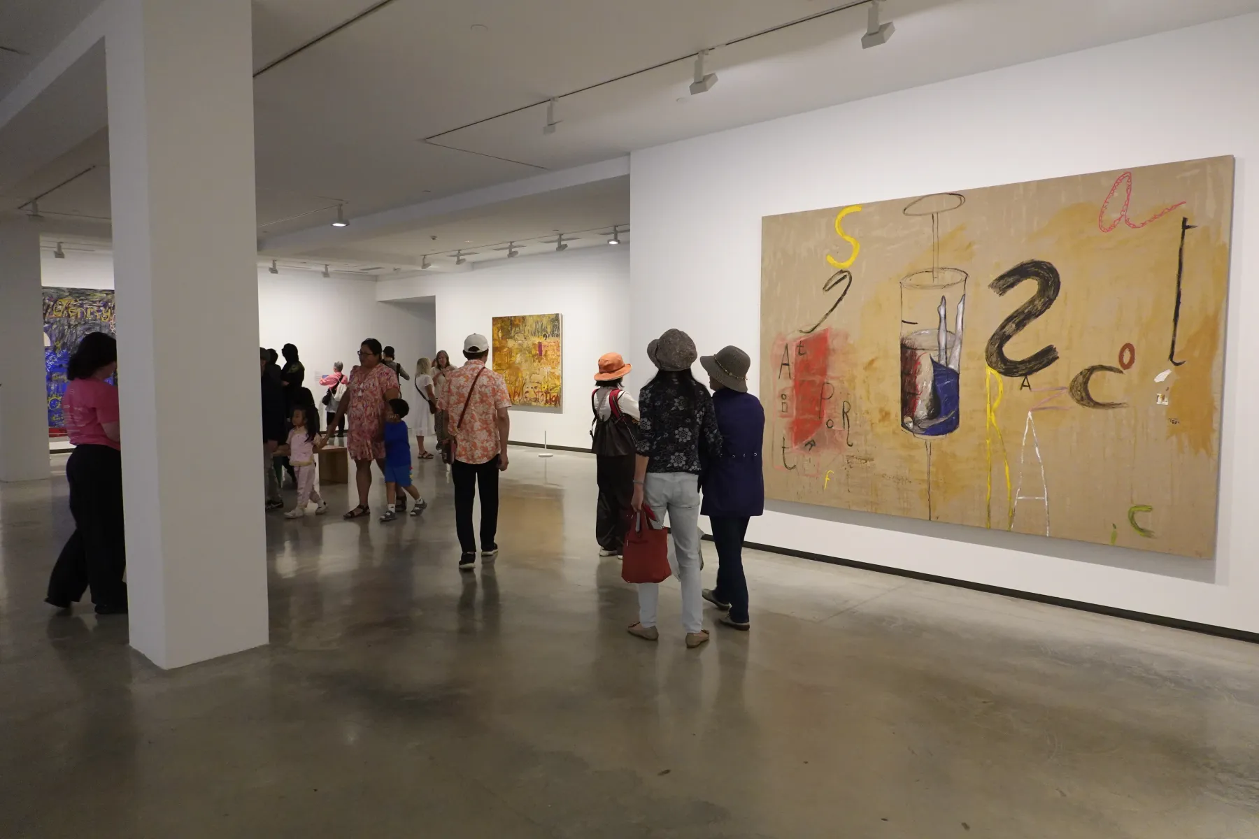 抽象画が並ぶシドニー現代美術館MCAの展示室