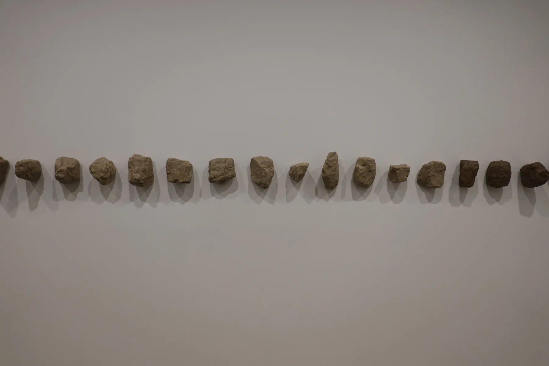 シドニー現代美術館MCAの白い壁に並んだ石の作品