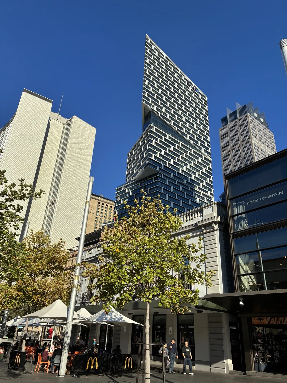シドニー現代美術館MCAの見学後にバス停へ向かう途中で見た市内の高層ビル