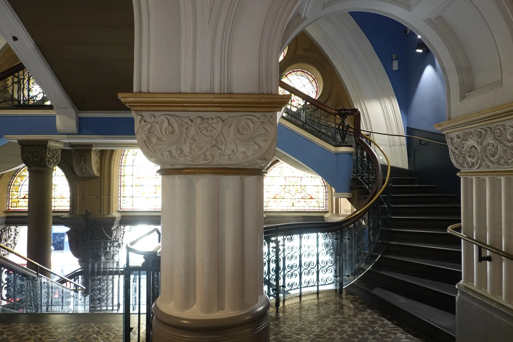 QVBの柱と曲線を描く手すりが美しい歴史的な階段