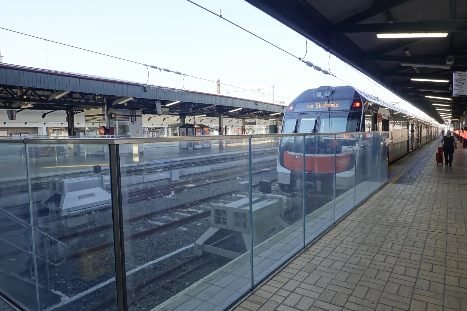 セントラル駅のホームに停車するブルーマウンテンズ方面のインターシティ列車
