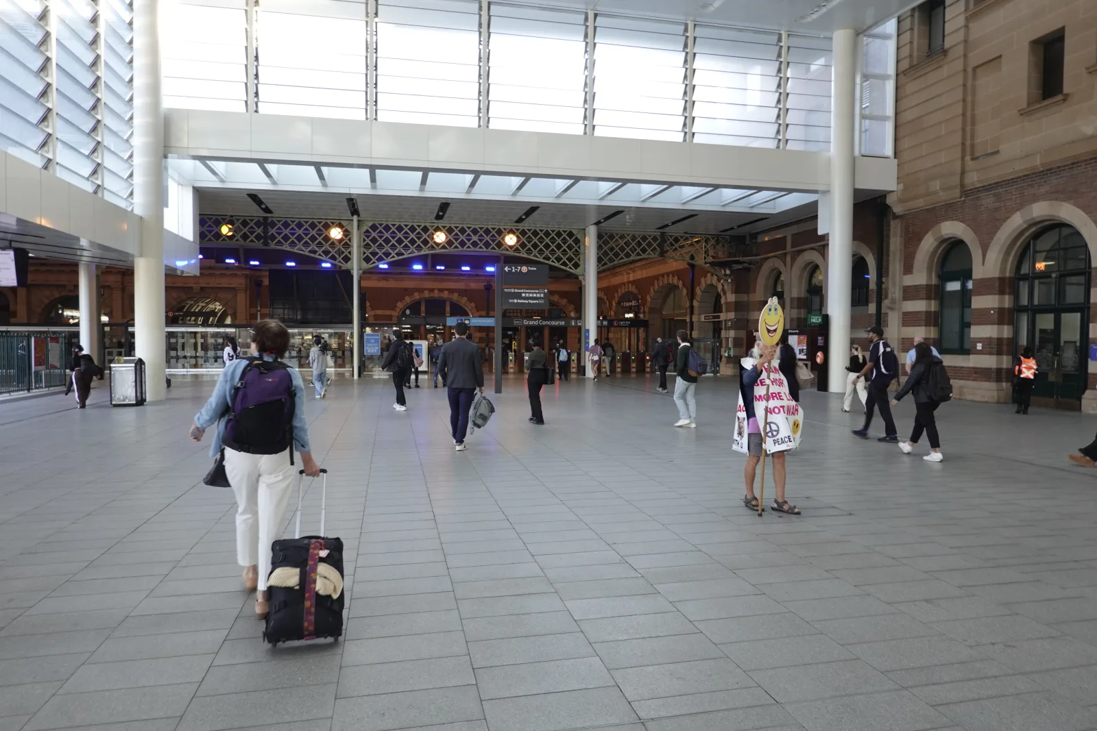 シドニーのセントラル駅でインターシティ列車のホームへ向かうコンコース