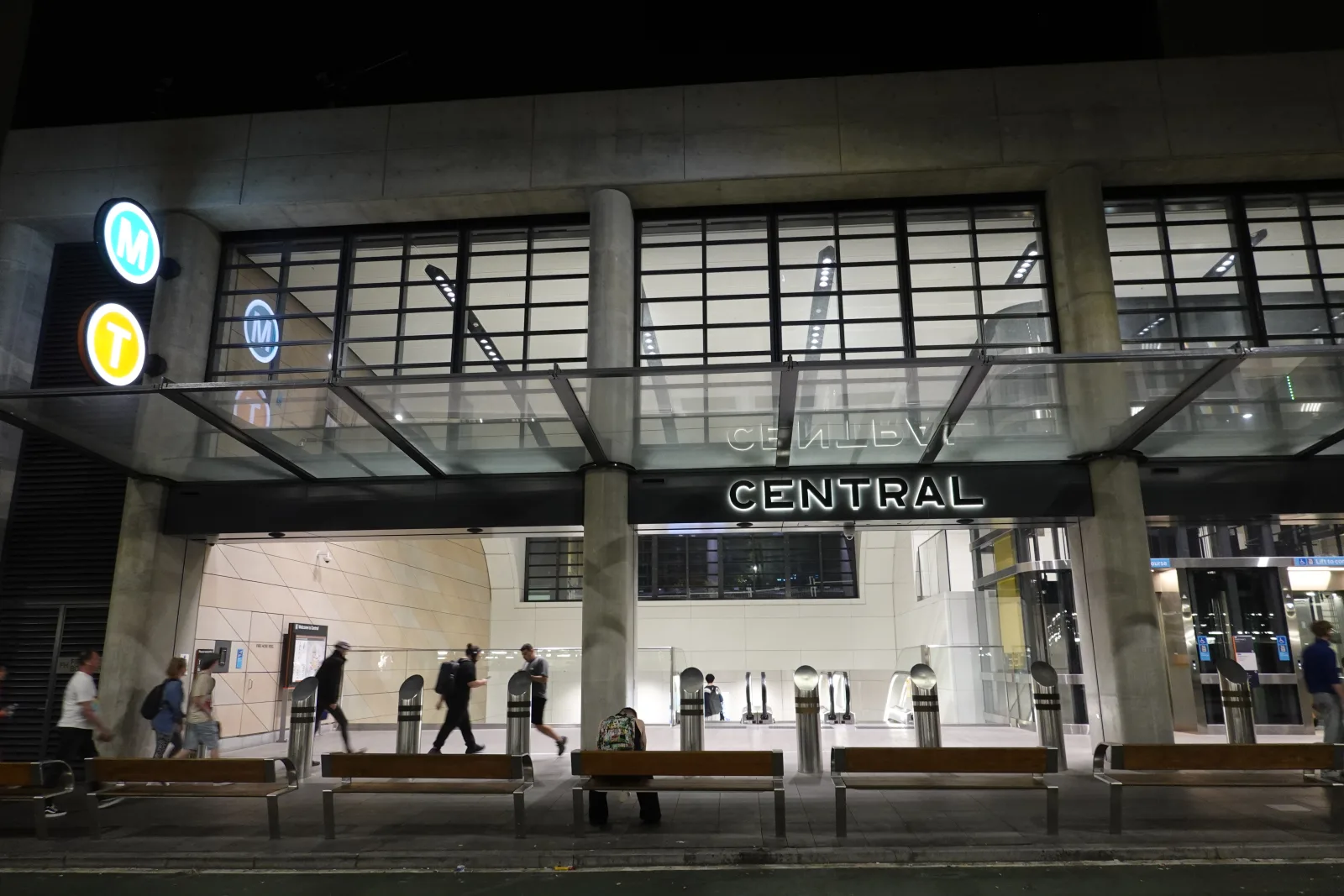夜にライトアップされたシドニーのセントラル駅入口