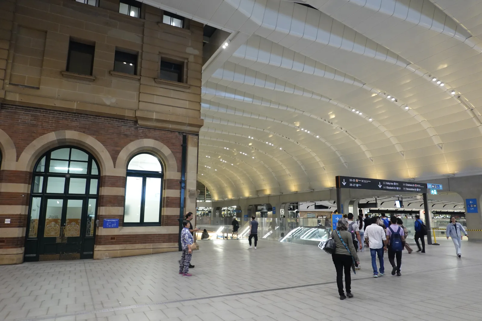 ブルーマウンテンズから戻った夜のセントラル駅コンコース