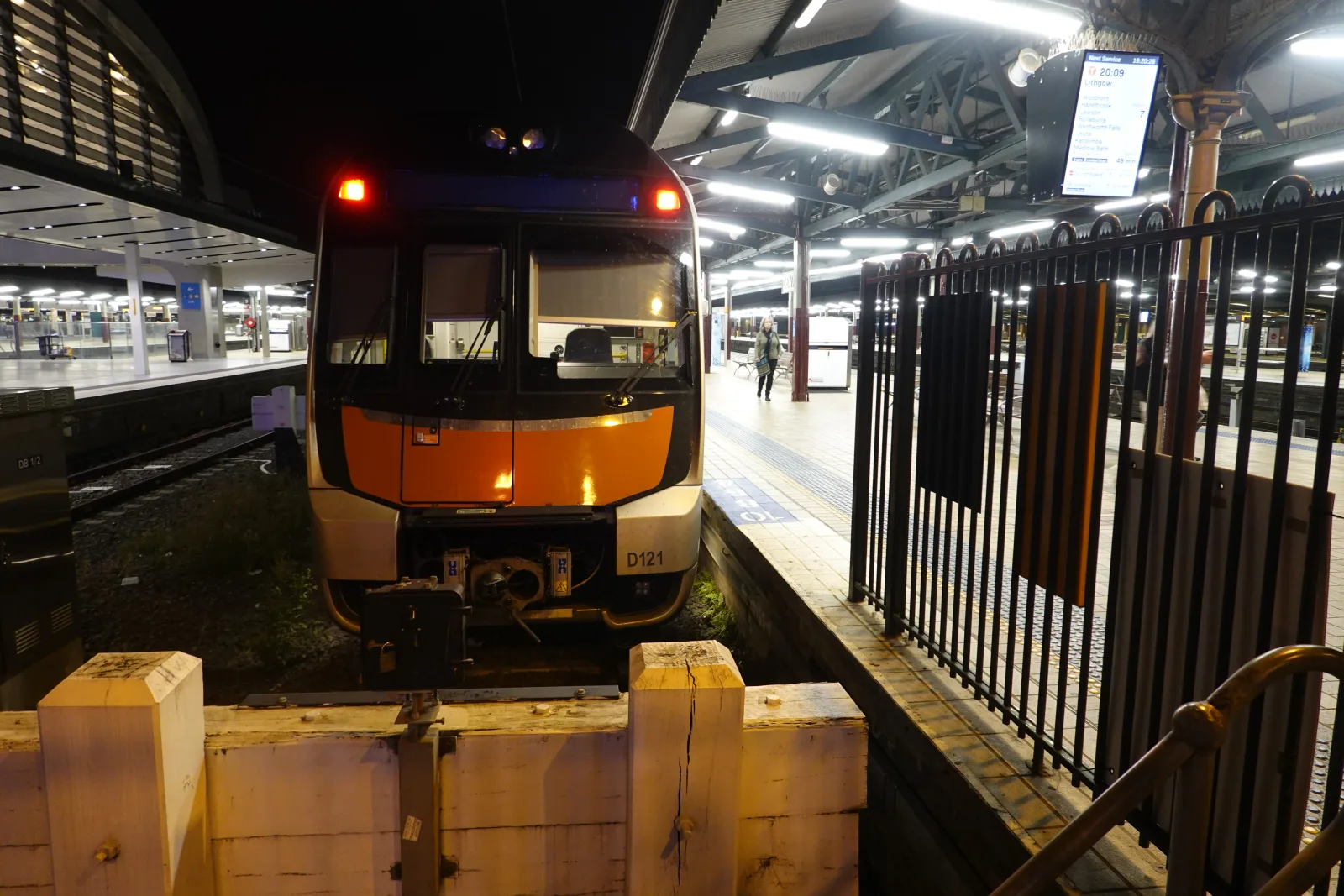 夜のセントラル駅へ到着したブルーマウンテンズ線のインターシティ列車