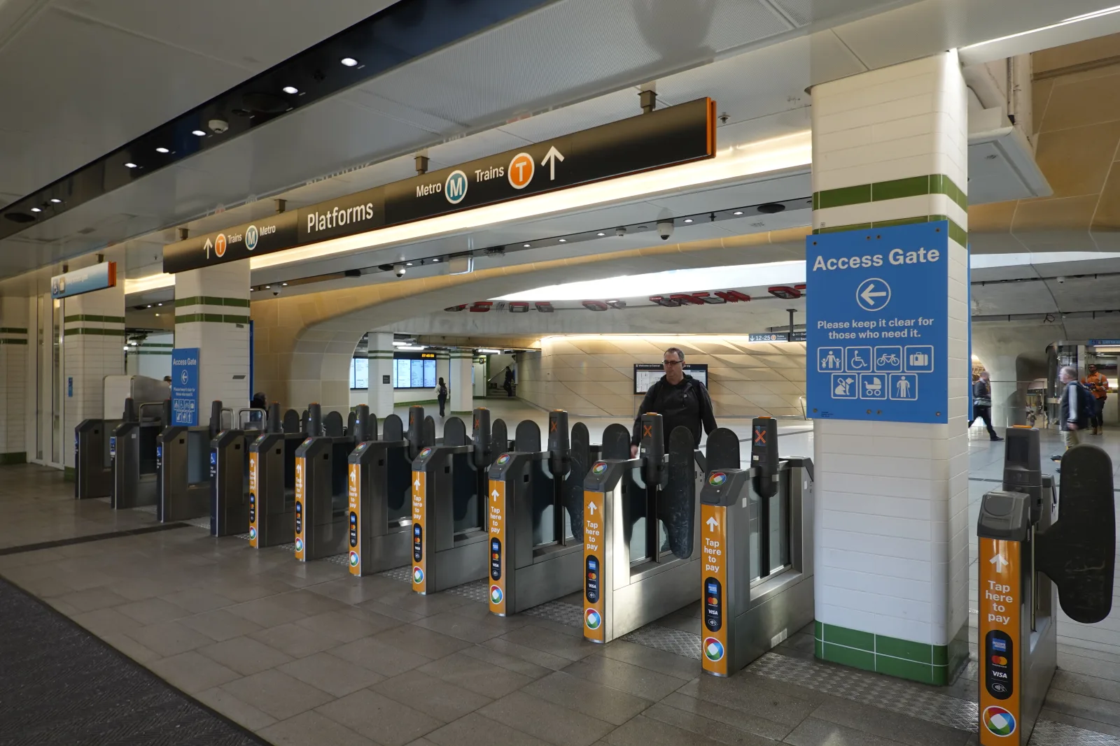 シドニーのセントラル駅にある電車とメトロの改札