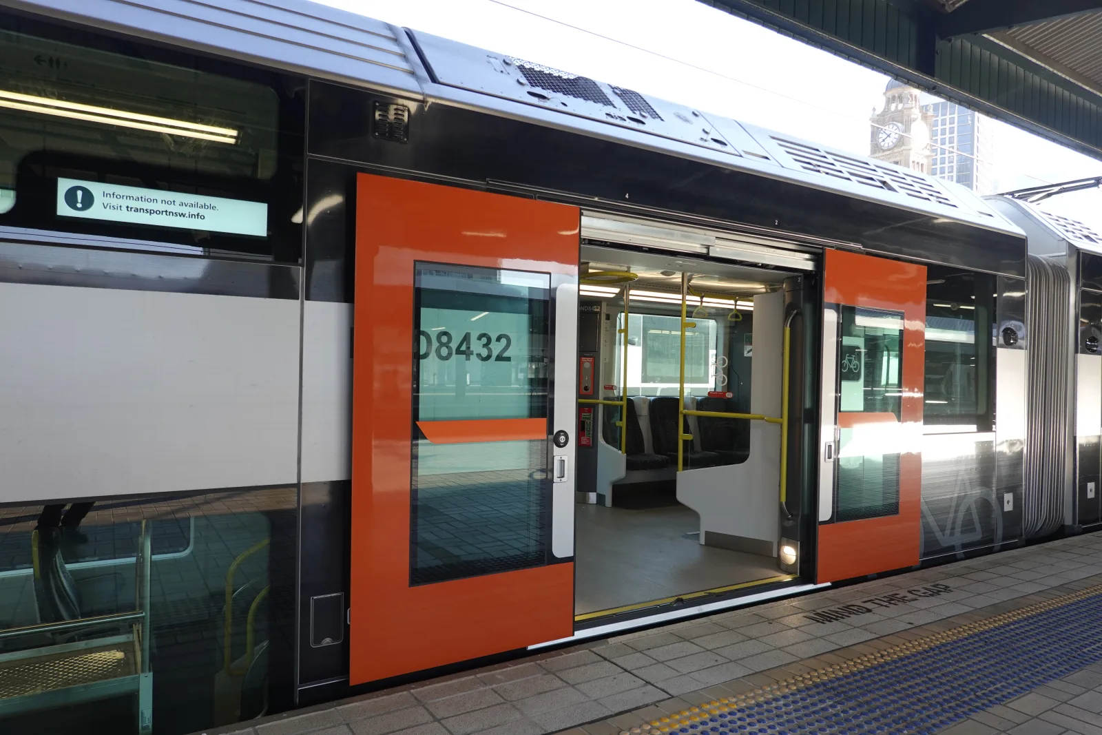 セントラル駅でブルーマウンテンズ方面の列車へ乗車する様子