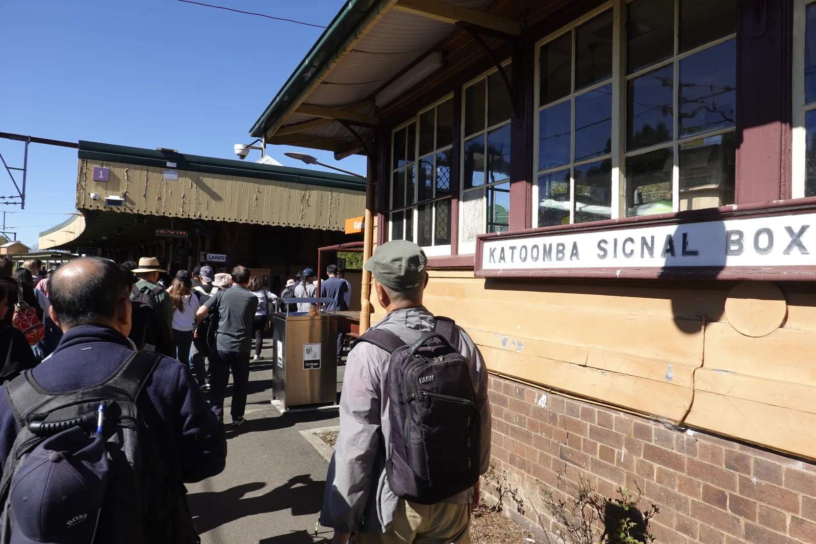 カトゥーンバ駅のホームと歴史あるKatoomba Signal Box