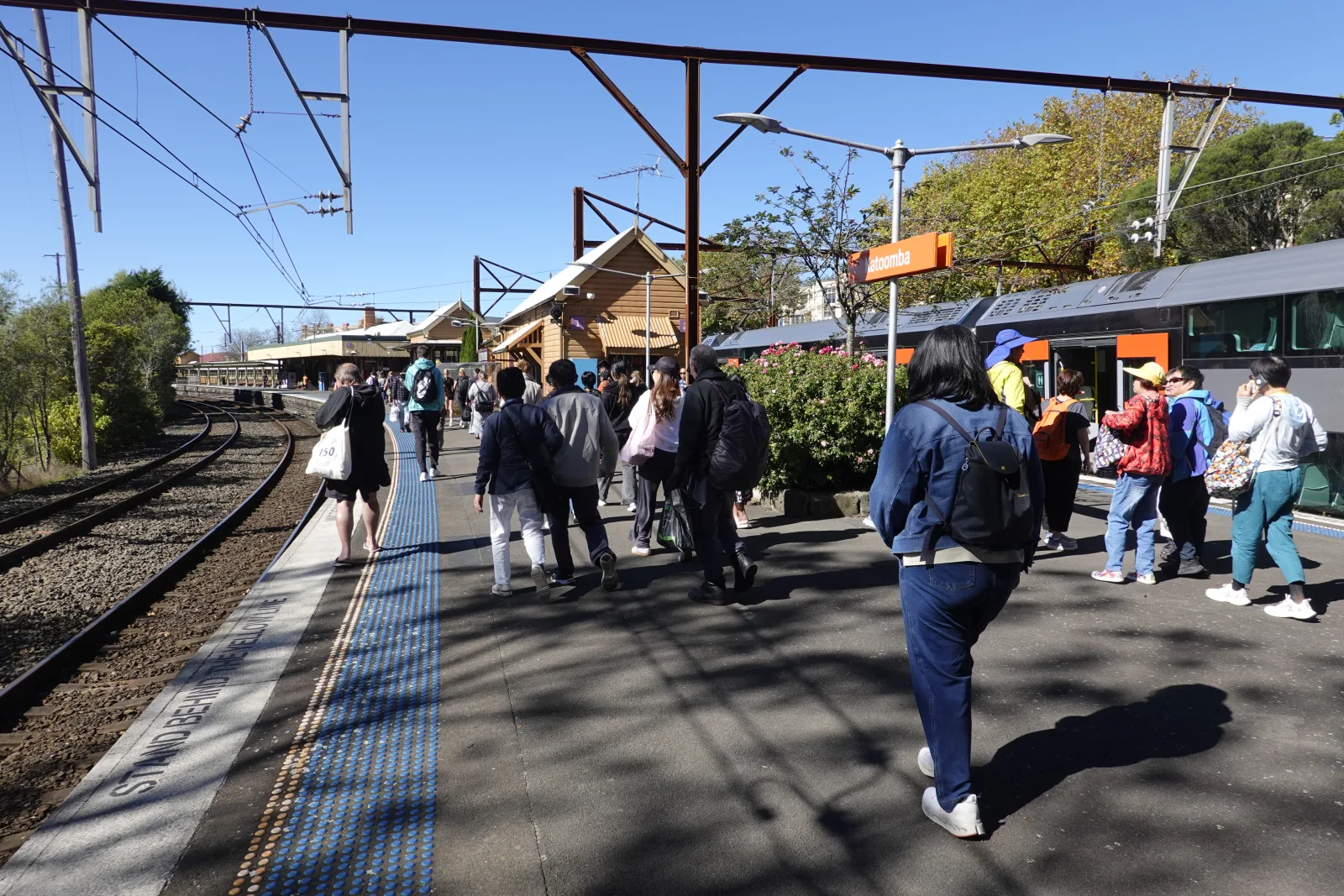 インターシティ列車とKatoombaの駅名標が並ぶカトゥーンバ駅