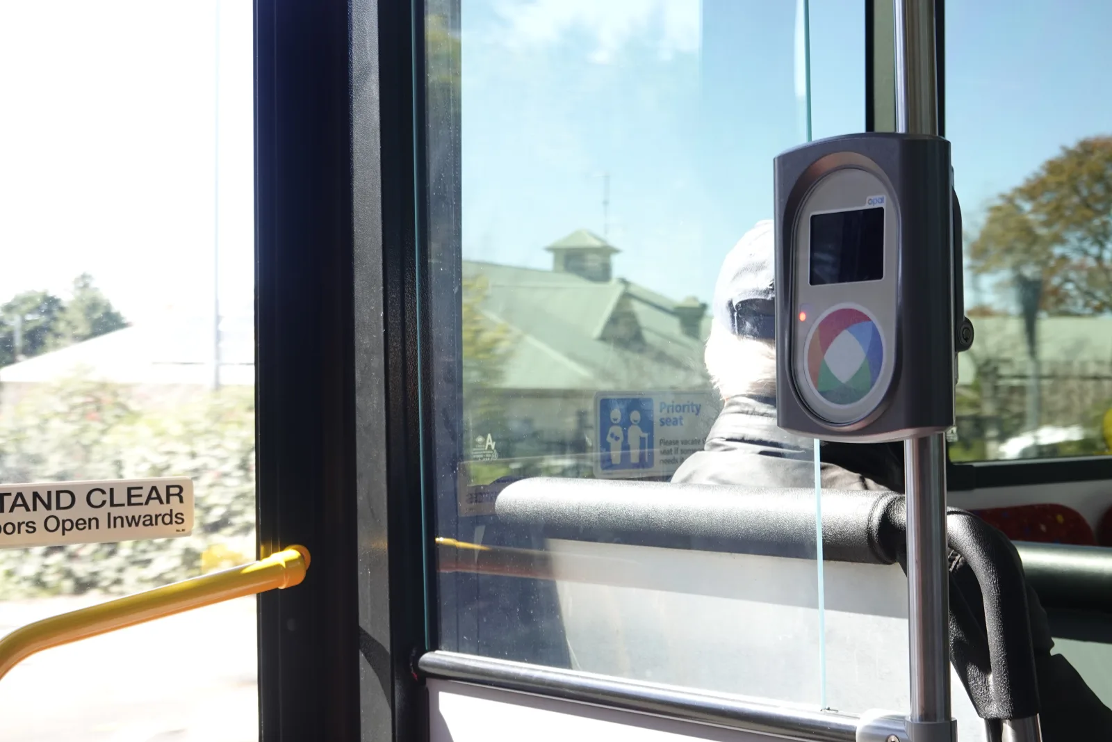 カトゥーンバの路線バス車内にあるOpalカード読み取り機