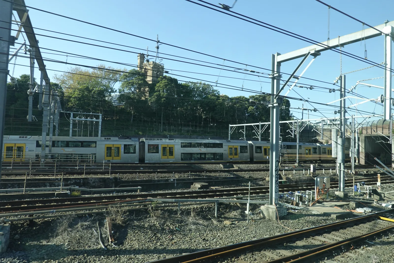 セントラル駅を出たインターシティ列車の窓から見たシドニー郊外